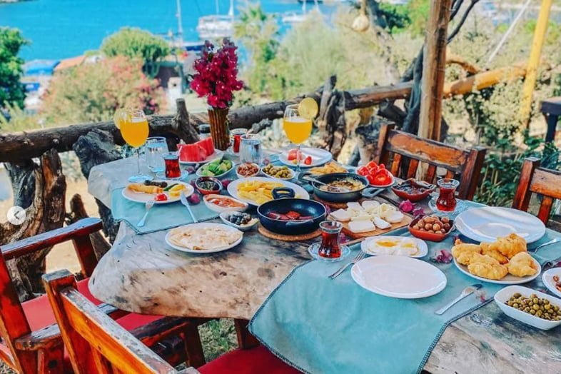GÜMÜŞLÜK GEZİ REHBERİ — GÜMÜŞLÜK GEZİLECEK YERLER Bahçe Gümüşlük
