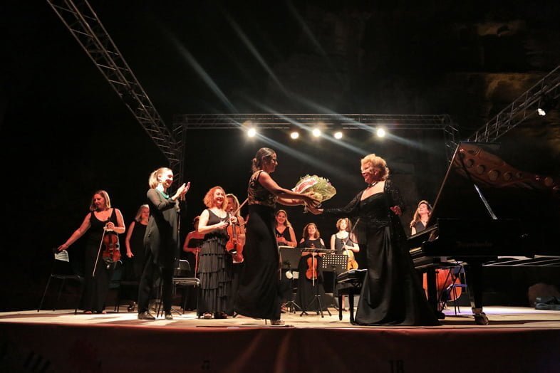 GÜMÜŞLÜK GEZİ REHBERİ — GÜMÜŞLÜK GEZİLECEK YERLER Gümüşlük Müzik Festivali