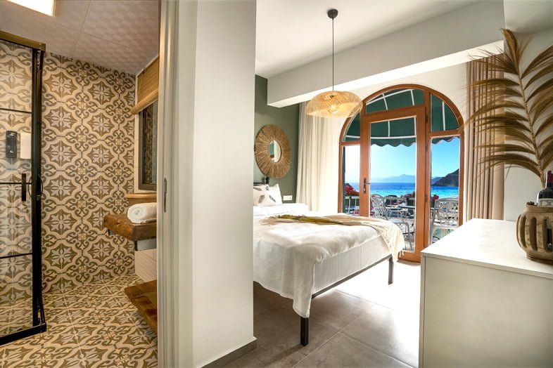 GÜMÜŞLÜK GEZİ REHBERİ — GÜMÜŞLÜK GEZİLECEK YERLER Gümüşlük Liman Hotel