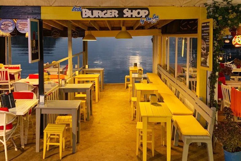 GÜMÜŞLÜK GEZİ REHBERİ — GÜMÜŞLÜK GEZİLECEK YERLER Little Burger Shop By The Sea